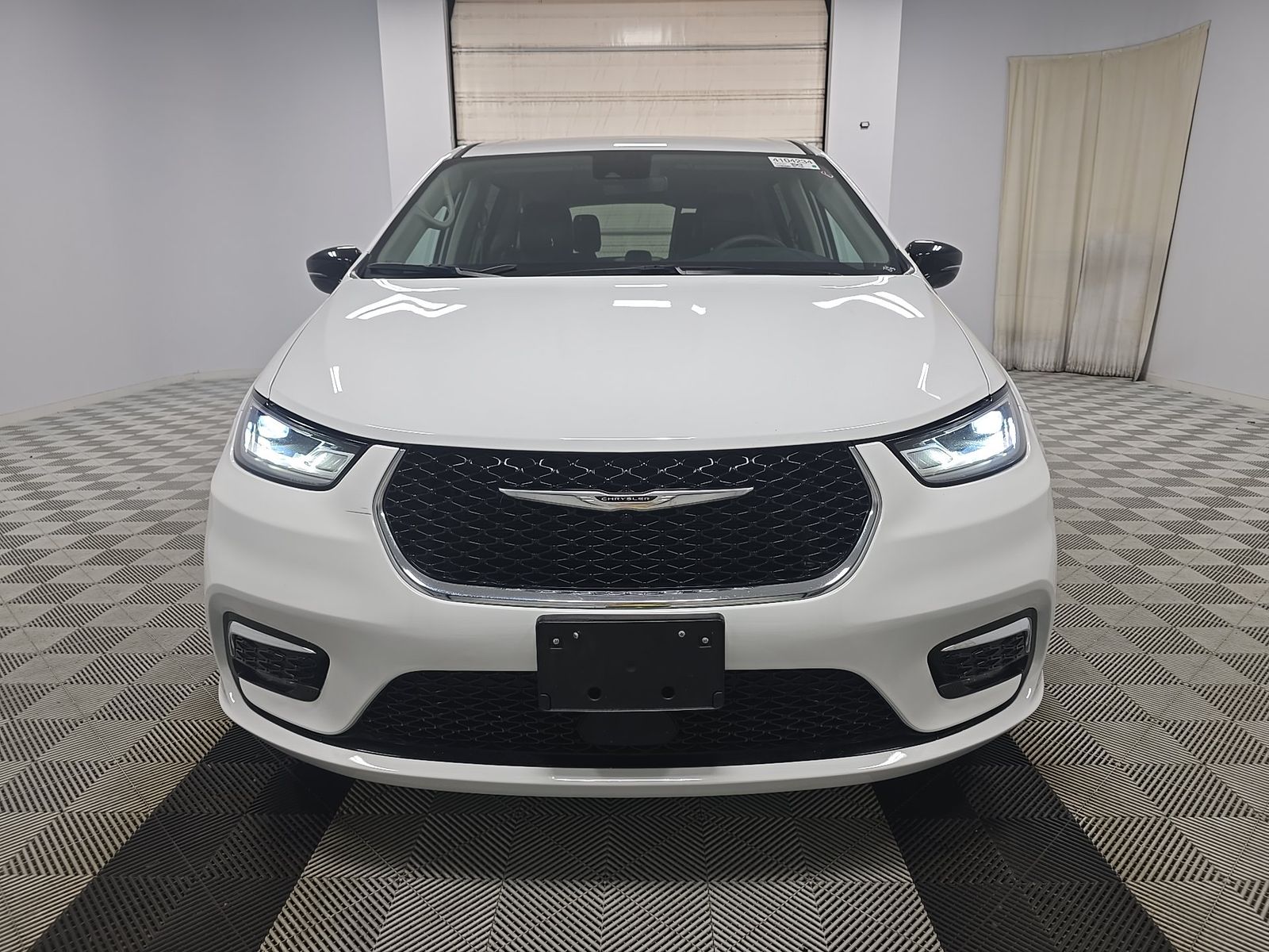 chrysler pacifica phev 2024 2C4RC1S72RR156770 image chrysler pacifica phev 2024 2C4RC1S72RR156770 image